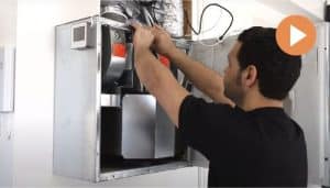 Person som rengör filter